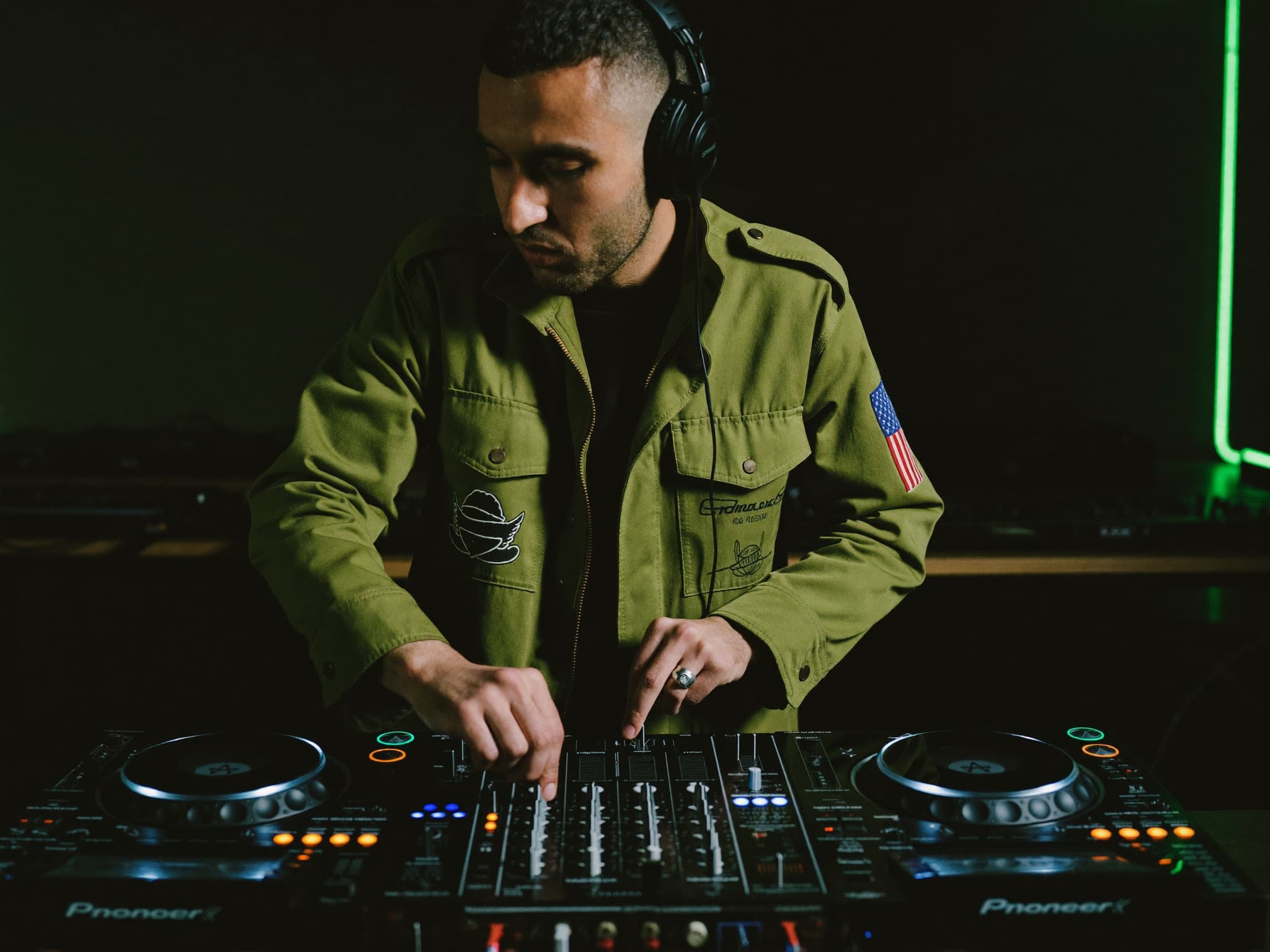 החודש הראשון — לימוד על עמדות CDJ